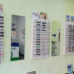 Muestrarios de gafas en pared