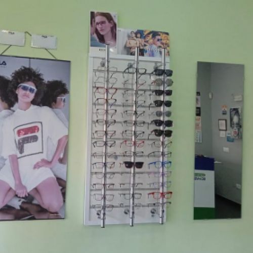Muestrarios de gafas en pared