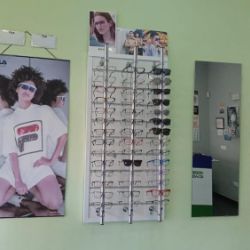Muestrarios de gafas en pared